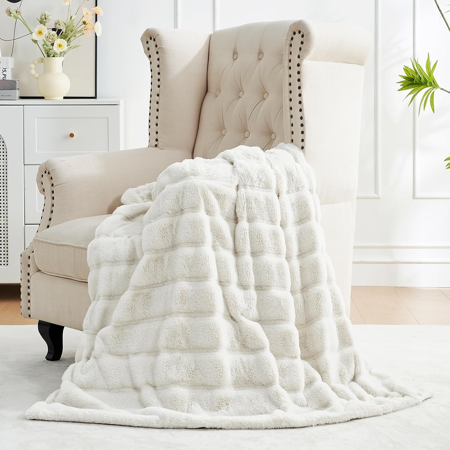 3D Quilted Faux Rabbit Fur Throw Blanket – Ultra Soft Dual-Sided Cozy Blanket for Sofa or Bed (Ivory White, 125×151cm)