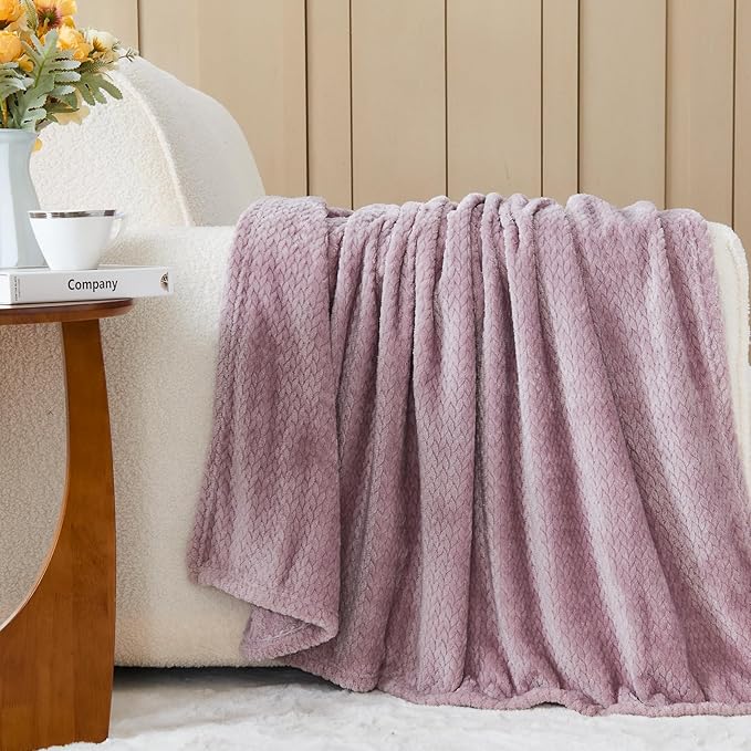 Thick Coral Fleece Throw Blanket – Soft Warm Chevron Textured Nap Blanket for Sofa, Bed & Travel (Dusty Pink, 150×200cm)